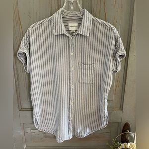𝅺american Eagle short-sleeved pinstriped button down gauze shirt